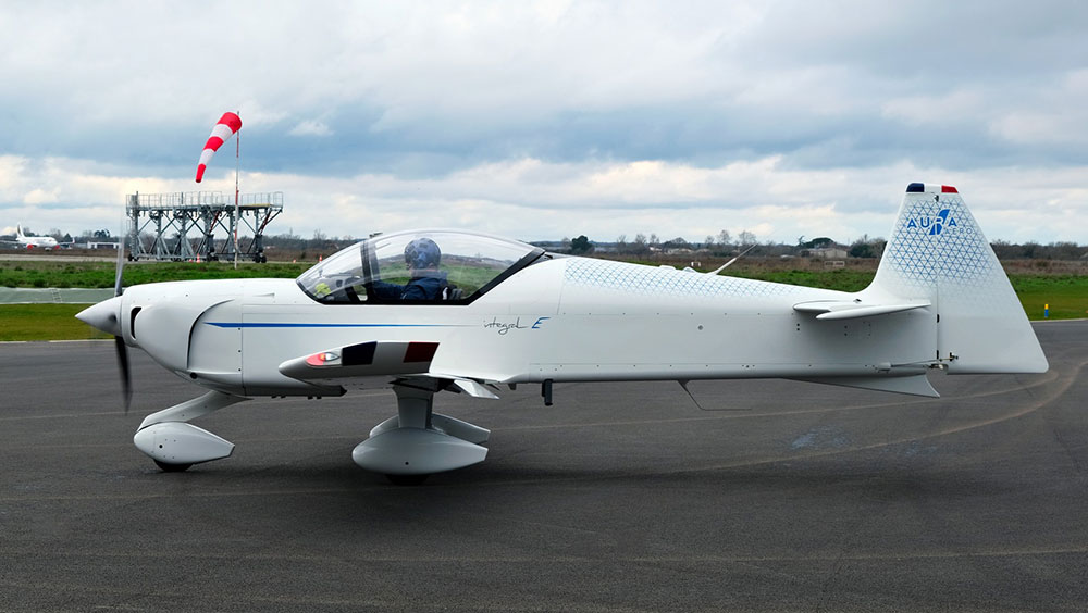 IGC Delegates take a look at the Integral E Electric Tow-plane Integral e